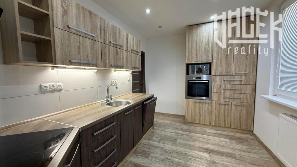 MODERNÉ BÝVANIE V 3-IZBOVOM BYTE PO KOMPLETNEJ REKONŠTRUKCII S VEĽKÝM BALKÓNOM