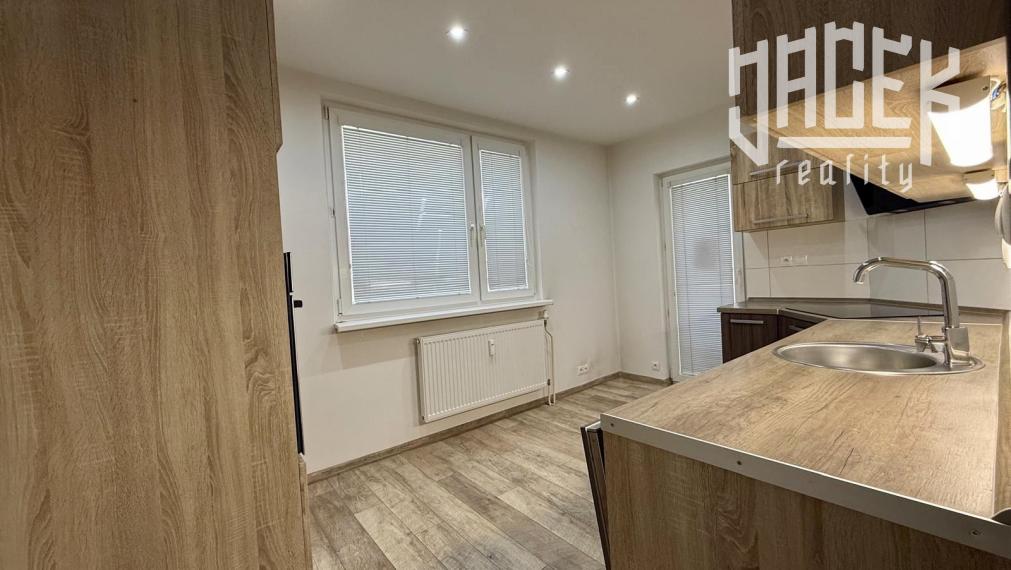 MODERNÉ BÝVANIE V 3-IZBOVOM BYTE PO KOMPLETNEJ REKONŠTRUKCII S VEĽKÝM BALKÓNOM