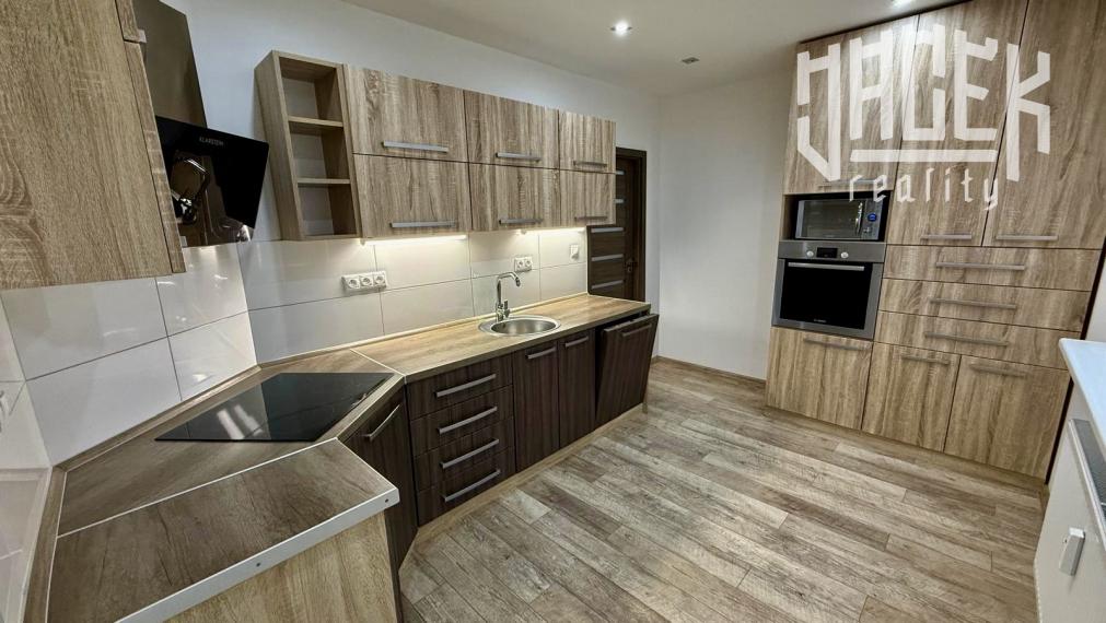 MODERNÉ BÝVANIE V 3-IZBOVOM BYTE PO KOMPLETNEJ REKONŠTRUKCII S VEĽKÝM BALKÓNOM