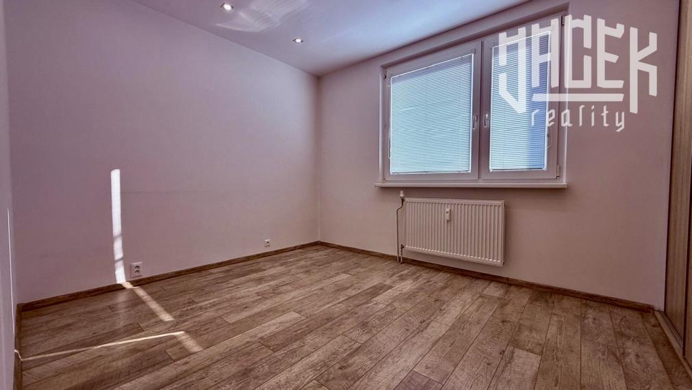 MODERNÉ BÝVANIE V 3-IZBOVOM BYTE PO KOMPLETNEJ REKONŠTRUKCII S VEĽKÝM BALKÓNOM