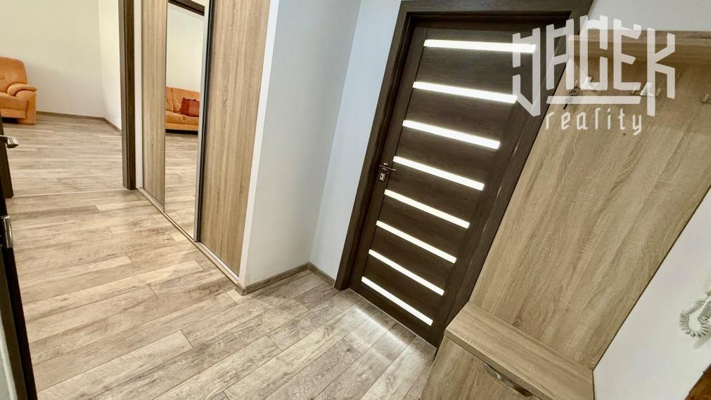 MODERNÉ BÝVANIE V 3-IZBOVOM BYTE PO KOMPLETNEJ REKONŠTRUKCII S VEĽKÝM BALKÓNOM