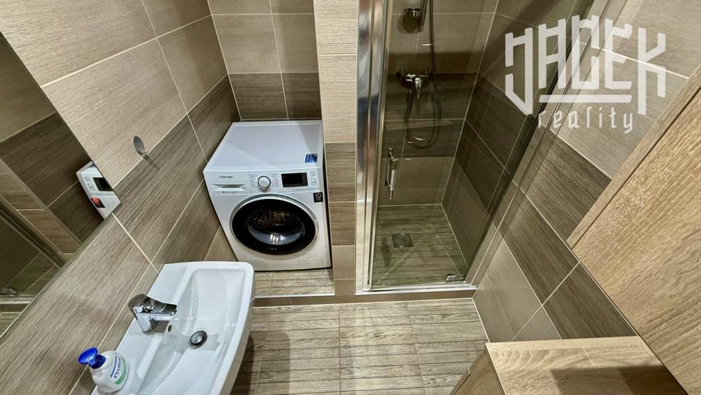 MODERNÉ BÝVANIE V 3-IZBOVOM BYTE PO KOMPLETNEJ REKONŠTRUKCII S VEĽKÝM BALKÓNOM