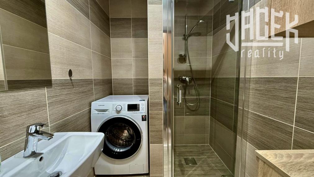 MODERNÉ BÝVANIE V 3-IZBOVOM BYTE PO KOMPLETNEJ REKONŠTRUKCII S VEĽKÝM BALKÓNOM