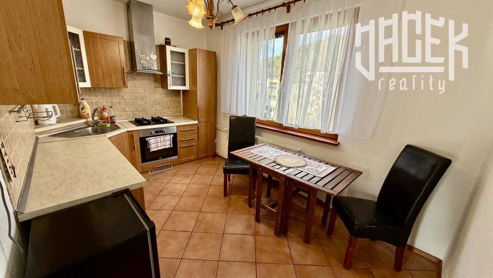 PRIESTRANNÝ 3-IZBOVÝ BYT NA SNP – BALKÓN, PIVNICA A KOMFORTNÉ BÝVANIE