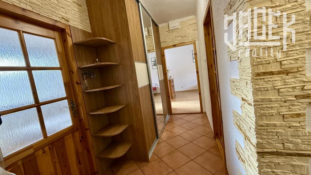 PRIESTRANNÝ 3-IZBOVÝ BYT NA SNP – BALKÓN, PIVNICA A KOMFORTNÉ BÝVANIE