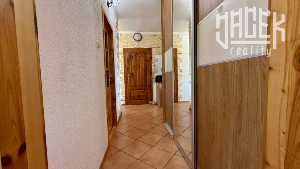 PRIESTRANNÝ 3-IZBOVÝ BYT NA SNP – BALKÓN, PIVNICA A KOMFORTNÉ BÝVANIE