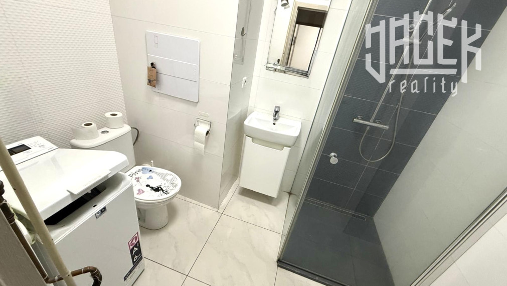 PRENÁJOM: ŠTÝLOVÝ 2-IZBOVÝ BYT S VEĽKÝM BALKÓNOM NA LÁNSKEJ