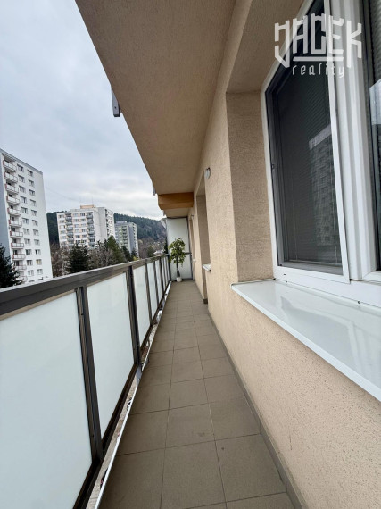 PRENÁJOM: ŠTÝLOVÝ 2-IZBOVÝ BYT S VEĽKÝM BALKÓNOM NA LÁNSKEJ