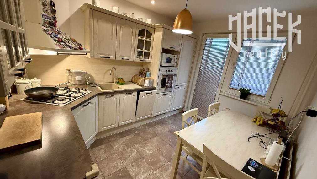 KRÁSNY 3-IZBOVÝ BYT PO KOMPLETNEJ REKONŠTRUKCII NA ROZKVETE S PRESKLENÝM BALKÓNOM