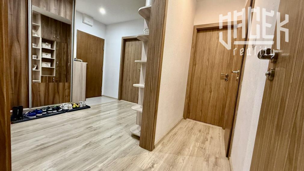 KRÁSNY 3-IZBOVÝ BYT PO KOMPLETNEJ REKONŠTRUKCII NA ROZKVETE S PRESKLENÝM BALKÓNOM