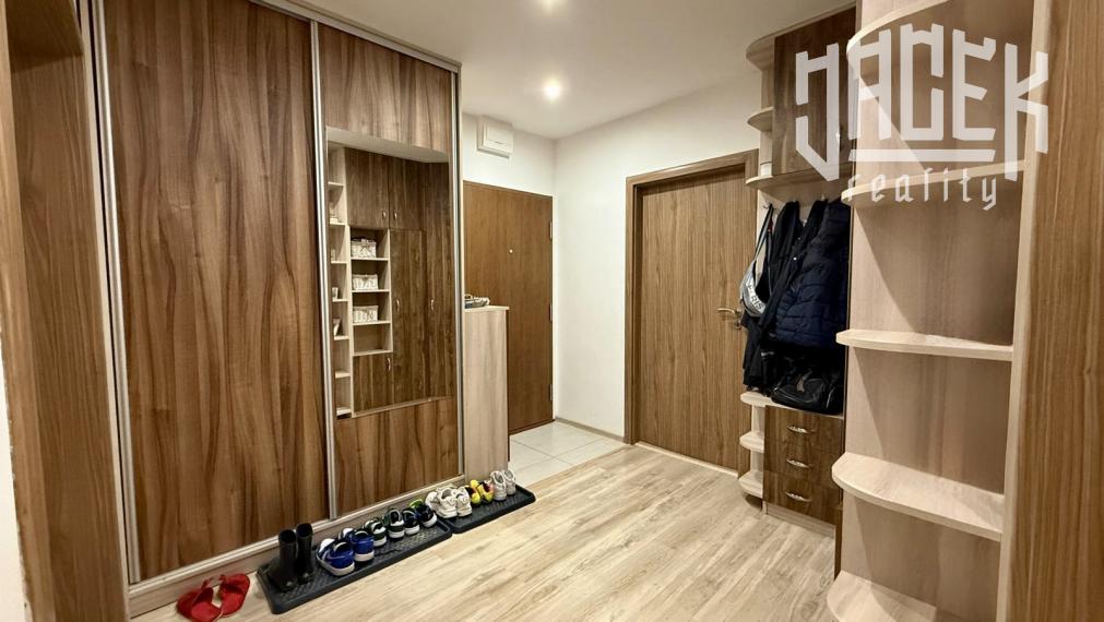 KRÁSNY 3-IZBOVÝ BYT PO KOMPLETNEJ REKONŠTRUKCII NA ROZKVETE S PRESKLENÝM BALKÓNOM