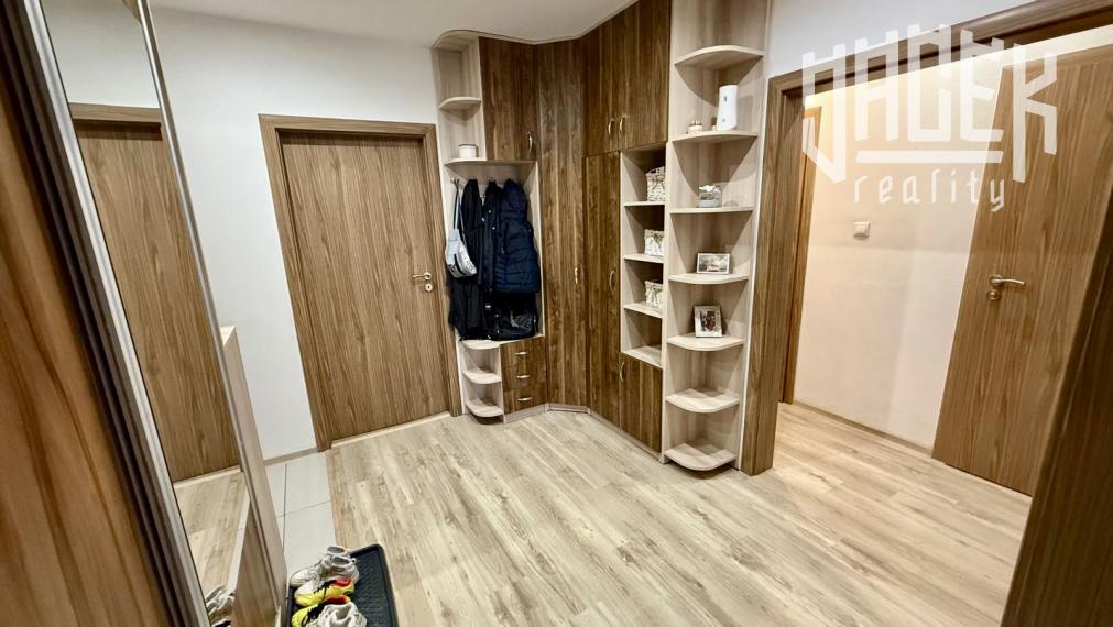 KRÁSNY 3-IZBOVÝ BYT PO KOMPLETNEJ REKONŠTRUKCII NA ROZKVETE S PRESKLENÝM BALKÓNOM