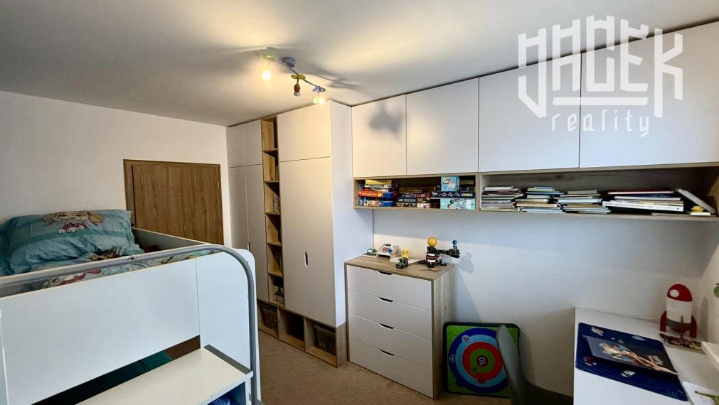 KRÁSNY 3-IZBOVÝ BYT PO KOMPLETNEJ REKONŠTRUKCII NA ROZKVETE S PRESKLENÝM BALKÓNOM