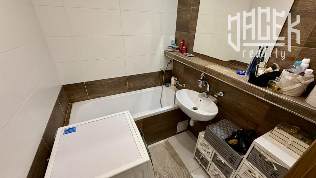 KRÁSNY 3-IZBOVÝ BYT PO KOMPLETNEJ REKONŠTRUKCII NA ROZKVETE S PRESKLENÝM BALKÓNOM