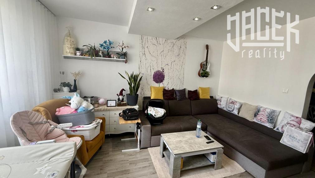 PRÍJEMNÝ 3-IZBOVÝ BYT NA ROZKVETE 🌸 - SKVELÁ CENA 💰, LOKALITA 🏡 A BÝVANIE, KTORÉ SI ZAMILUJETE ❤️!