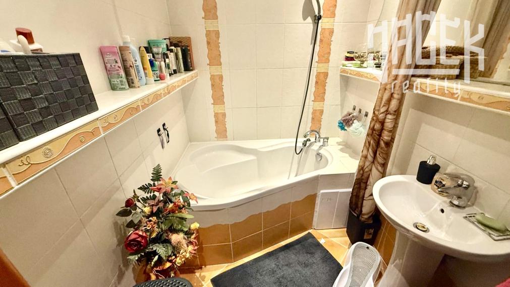 PRÍJEMNÝ 3-IZBOVÝ BYT NA ROZKVETE 🌸 - SKVELÁ CENA 💰, LOKALITA 🏡 A BÝVANIE, KTORÉ SI ZAMILUJETE ❤️!