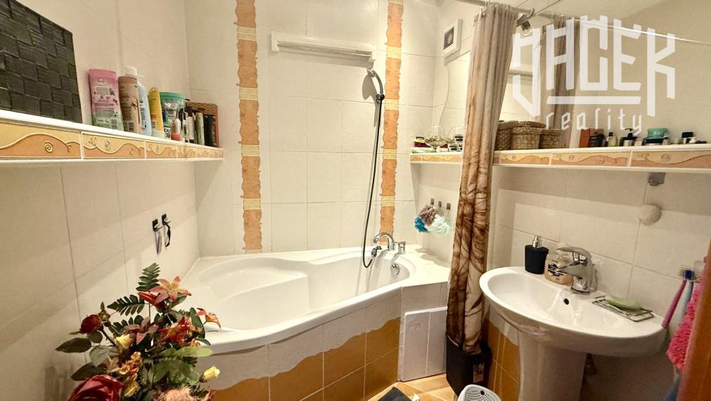 PRÍJEMNÝ 3-IZBOVÝ BYT NA ROZKVETE 🌸 - SKVELÁ CENA 💰, LOKALITA 🏡 A BÝVANIE, KTORÉ SI ZAMILUJETE ❤️!