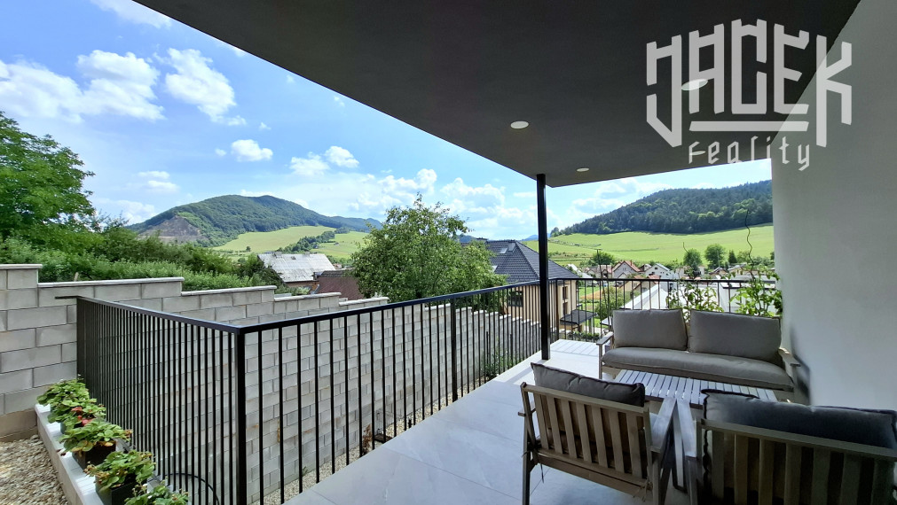 ŠTÝLOVÁ MODERNÁ NOVOSTAVBA S PANORAMATICKÝMI VÝHĽADMI – KOMPLETNE ZARIADENÝ DOM NA KĽÚČ