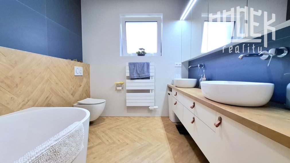 ŠTÝLOVÁ MODERNÁ NOVOSTAVBA S PANORAMATICKÝMI VÝHĽADMI – KOMPLETNE ZARIADENÝ DOM NA KĽÚČ