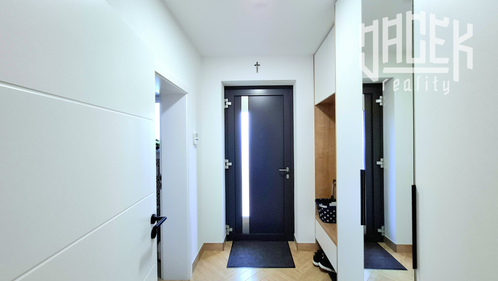 ŠTÝLOVÁ MODERNÁ NOVOSTAVBA S PANORAMATICKÝMI VÝHĽADMI – KOMPLETNE ZARIADENÝ DOM NA KĽÚČ