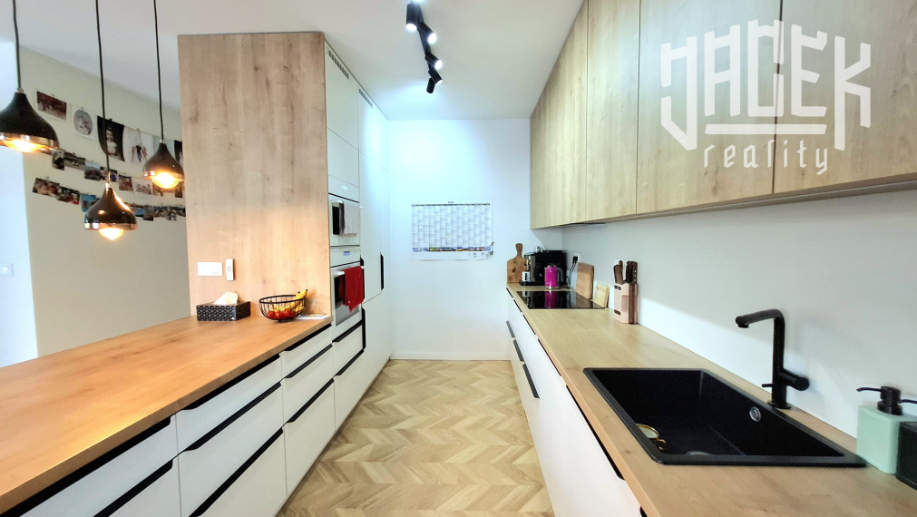 ŠTÝLOVÁ MODERNÁ NOVOSTAVBA S PANORAMATICKÝMI VÝHĽADMI – KOMPLETNE ZARIADENÝ DOM NA KĽÚČ