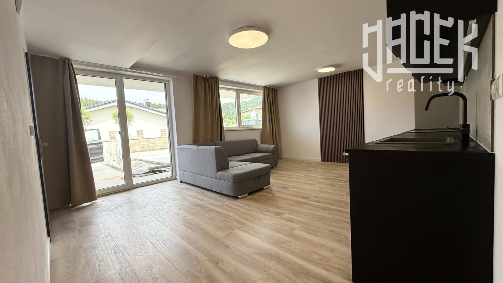 ✨🏡 MODERNÉ BÝVANIE V SRDCI ZAKVAŠOVA – ŠTÝLOVÝ 3-IZBOVÝ BYT S PARKOVANÍM 🚗✨