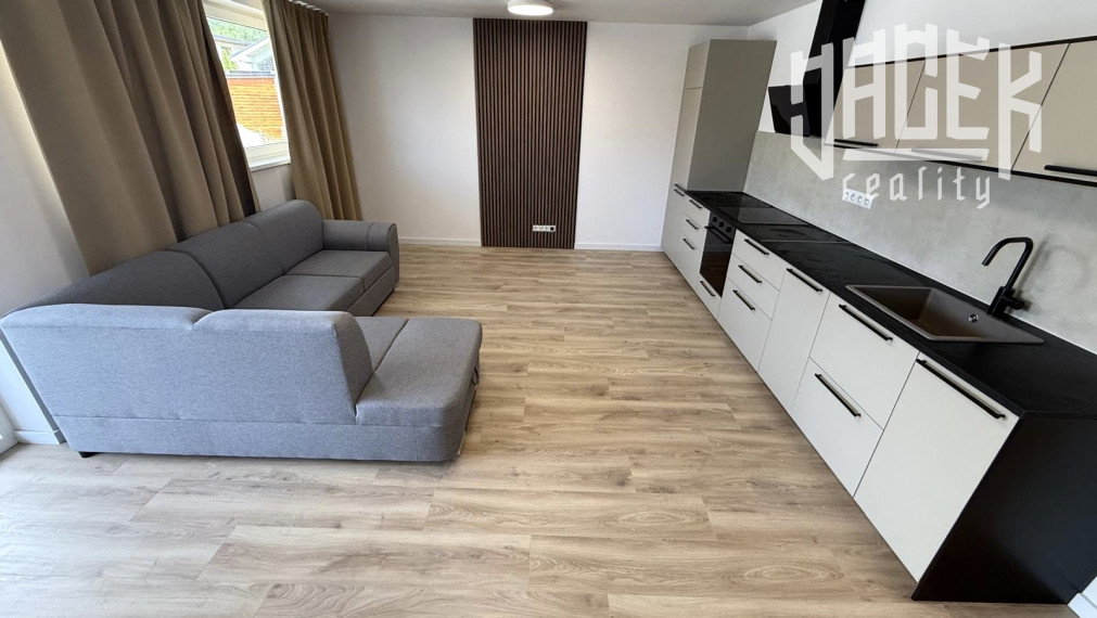 ✨🏡 MODERNÉ BÝVANIE V SRDCI ZAKVAŠOVA – ŠTÝLOVÝ 3-IZBOVÝ BYT S PARKOVANÍM 🚗✨