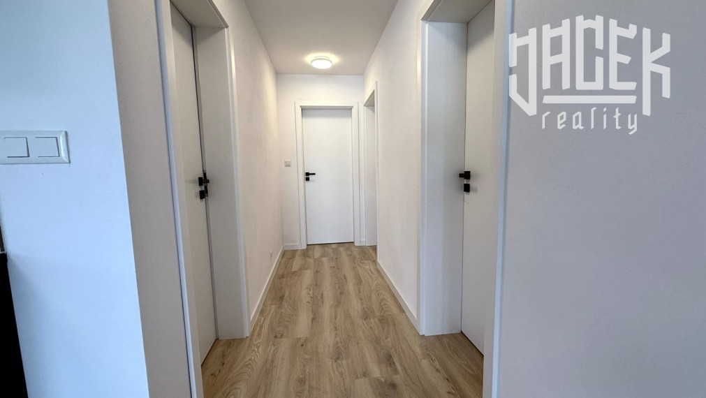 ✨🏡 MODERNÉ BÝVANIE V SRDCI ZAKVAŠOVA – ŠTÝLOVÝ 3-IZBOVÝ BYT S PARKOVANÍM 🚗✨