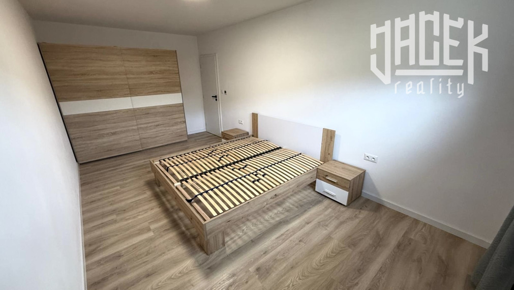 ✨🏡 MODERNÉ BÝVANIE V SRDCI ZAKVAŠOVA – ŠTÝLOVÝ 3-IZBOVÝ BYT S PARKOVANÍM 🚗✨