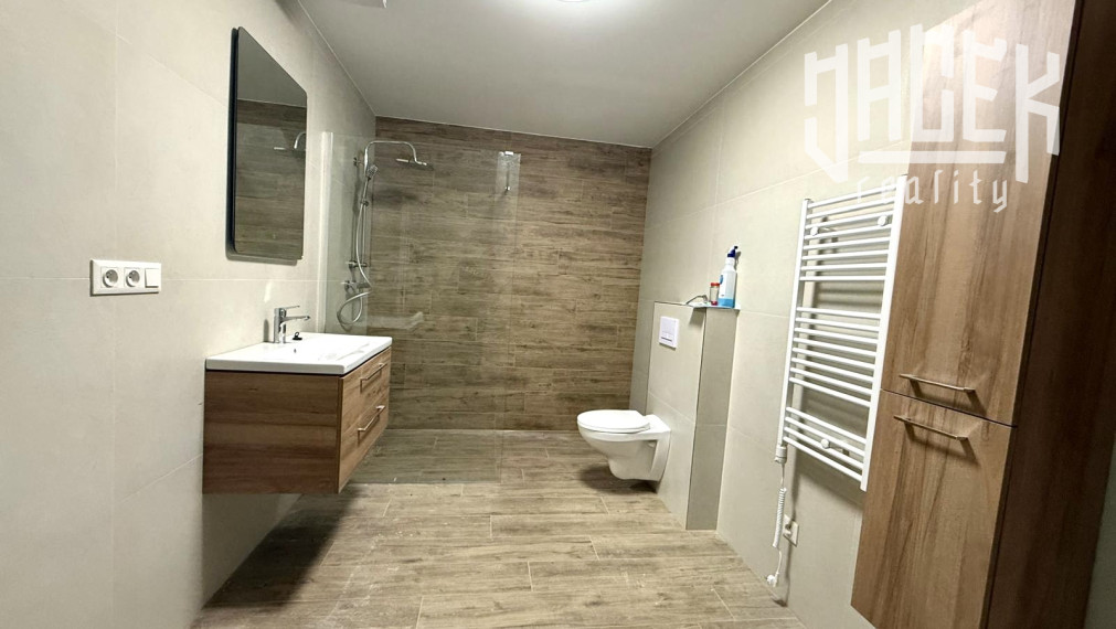 ✨🏡 MODERNÉ BÝVANIE V SRDCI ZAKVAŠOVA – ŠTÝLOVÝ 3-IZBOVÝ BYT S PARKOVANÍM 🚗✨