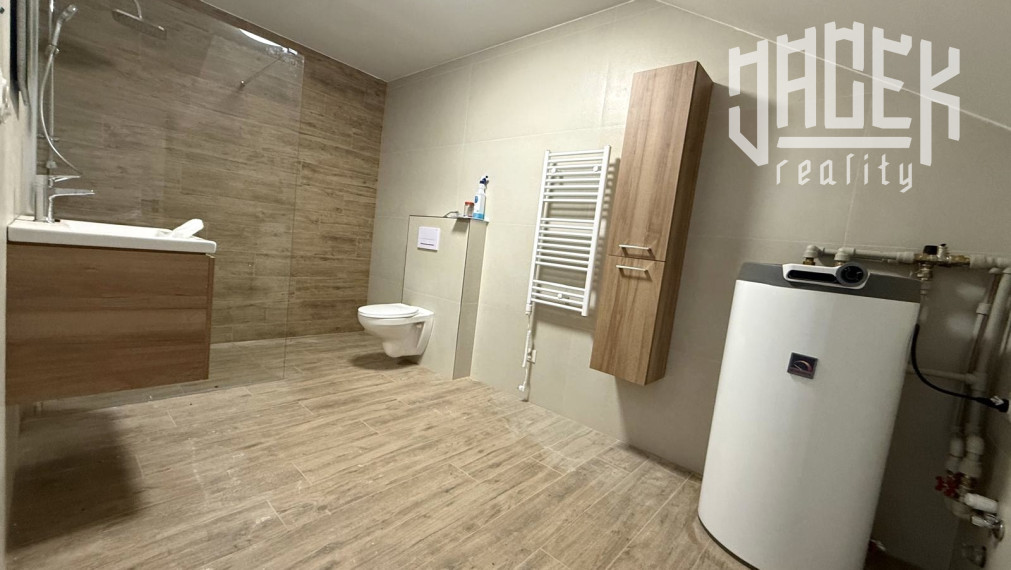 ✨🏡 MODERNÉ BÝVANIE V SRDCI ZAKVAŠOVA – ŠTÝLOVÝ 3-IZBOVÝ BYT S PARKOVANÍM 🚗✨
