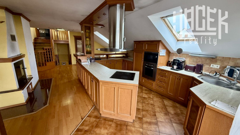 🏡 VEĽKORYSÉ BÝVANIE V ORLOVOM – PRIESTRANNÁ DVOJGENERAČNÁ VILA, KTORÁ PONÚKA OVEĽA VIAC 🏡✨