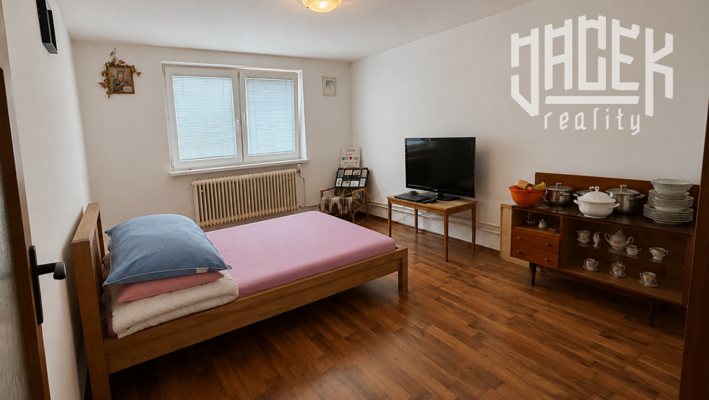 VIAC MIESTA PRE ŽIVOT – POCTIVÝ TEHLOVÝ RODINNÝ DOM V JELŠOVOM S VEĽKORYSOU DISPOZÍCIOU