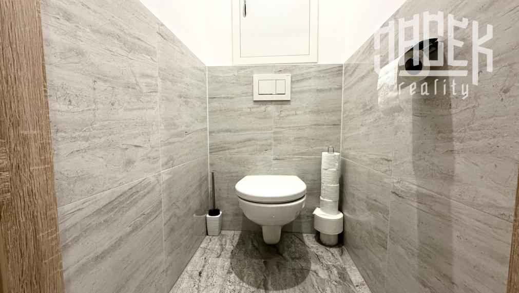 ✨🏡 KOMPLETNE NOVÝ INTERIÉR, 3-IZBOVÁ DISPOZÍCIA A LOGGIA – BÝVANIE, KDE UŽ NEMUSÍTE NIČ RIEŠIŤ 🔑✨