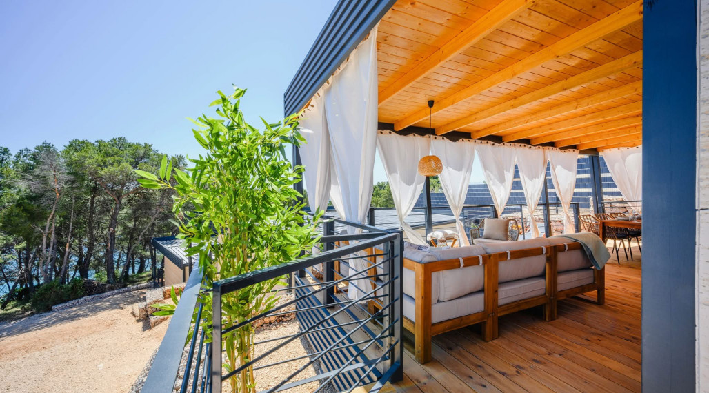 LUXUSNÝ MOBILNÝ DOM V DRAGE V CHORVÁTSKU S VEĽKOU TERASOU