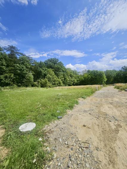 ATRAKTÍVNY SLNEČNÝ POZEMOK PRI LESÍKU NA LEDNICKÝCH ROVNIACH