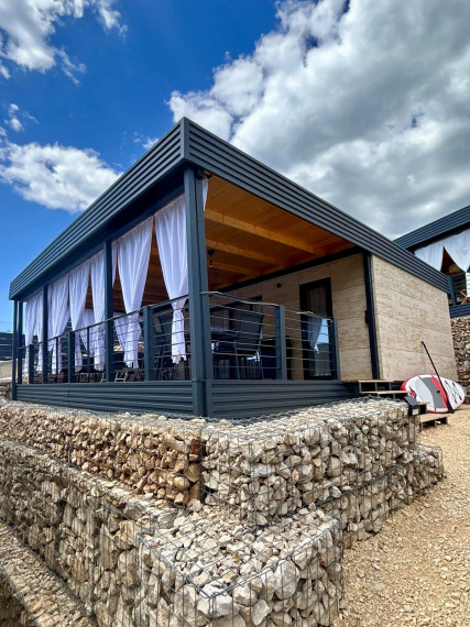 Mobilné domčeky obklopené borovicovým lesíkom v Drage - Chorvátsko