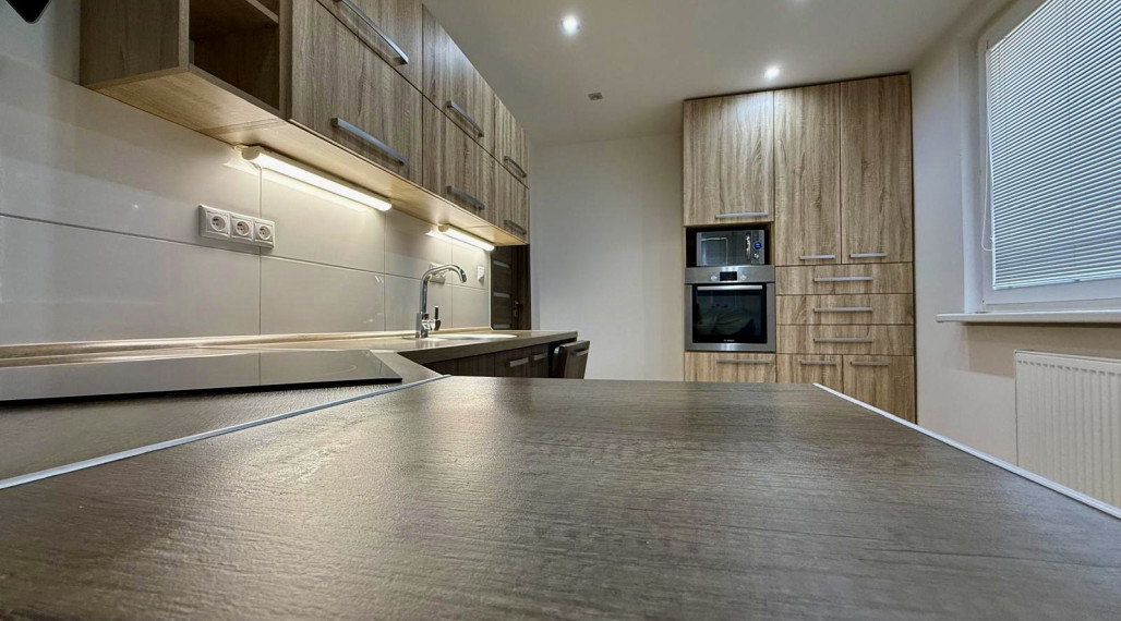 MODERNÉ BÝVANIE V 3-IZBOVOM BYTE PO KOMPLETNEJ REKONŠTRUKCII S VEĽKÝM BALKÓNOM