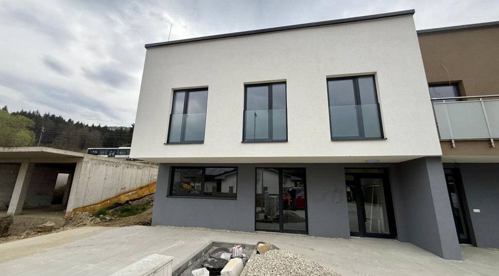 🌞 PRIESTRANNÝ 4-IZBOVÝ BYT V NOVOSTAVBE V OBĽÚBENEJ ČASTI ZAKVAŠOV – POVAŽSKÁ BYSTRICA