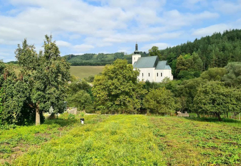 STAVEBNÝ POZEMOK S HOTOVÝM PROJEKTOM S VÝHĽADOM V BLÍZKOSTI PRÍRODY