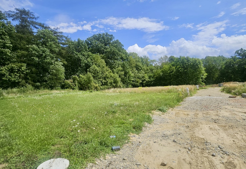 ATRAKTÍVNY SLNEČNÝ POZEMOK PRI LESÍKU NA LEDNICKÝCH ROVNIACH