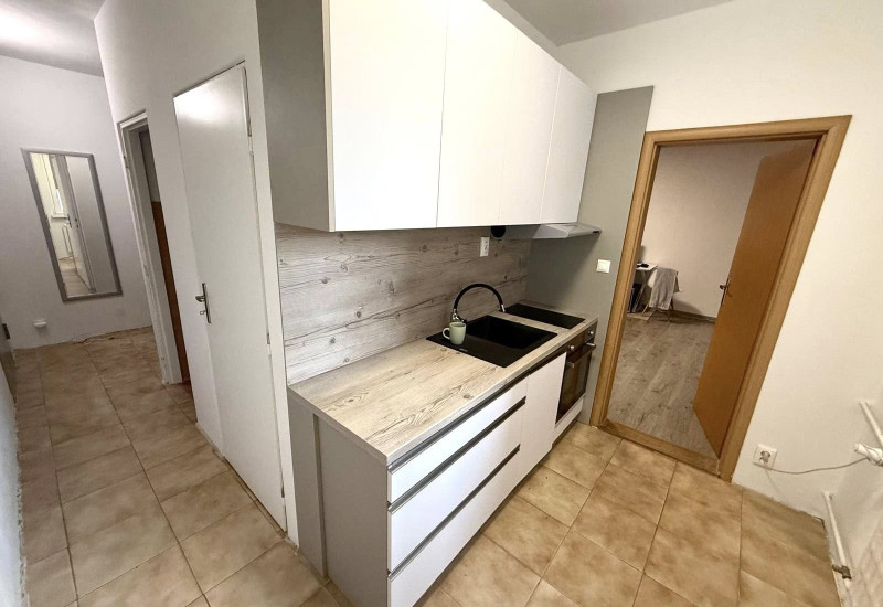 ZREKONŠTRUOVANÝ 1-IZBOVÝ BYT VHODNÝ AJ AKO INVESTÍCIA S 2 PIVNICAMI NA SNP