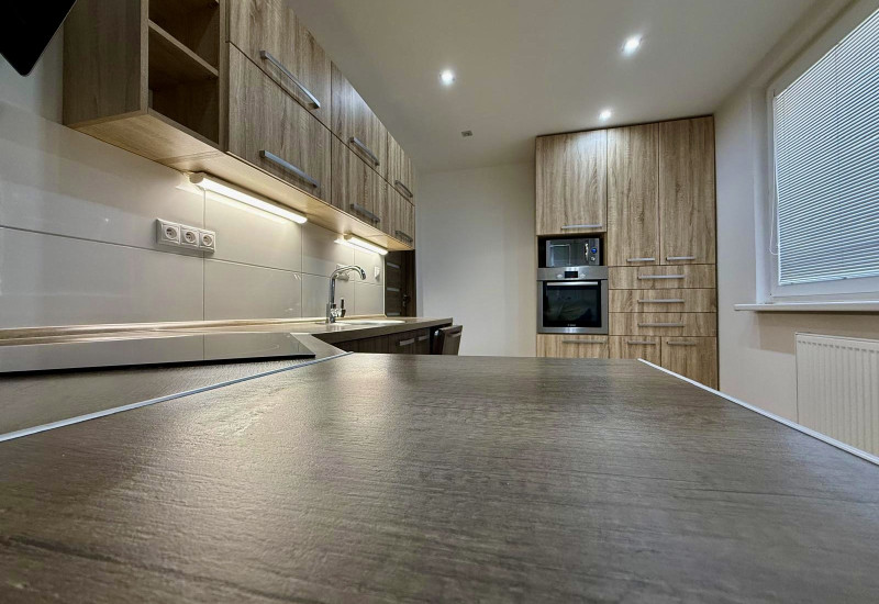 MODERNÉ BÝVANIE V 3-IZBOVOM BYTE PO KOMPLETNEJ REKONŠTRUKCII S VEĽKÝM BALKÓNOM