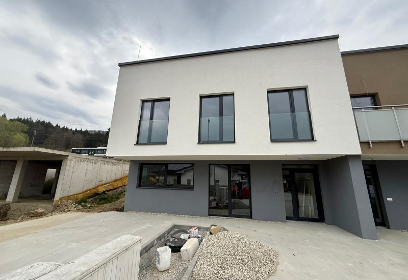 🌞 PRIESTRANNÝ 4-IZBOVÝ BYT V NOVOSTAVBE V OBĽÚBENEJ ČASTI ZAKVAŠOV – POVAŽSKÁ BYSTRICA