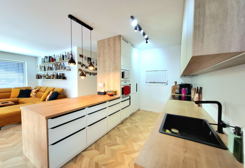 ŠTÝLOVÁ MODERNÁ NOVOSTAVBA S PANORAMATICKÝMI VÝHĽADMI – KOMPLETNE ZARIADENÝ DOM NA KĽÚČ